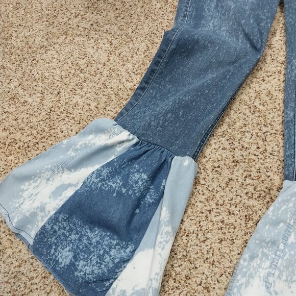 3326 Size 0.5 Chico's Upcycled Bleached Ruffle Leg Jeans. - Picture 3 of 9